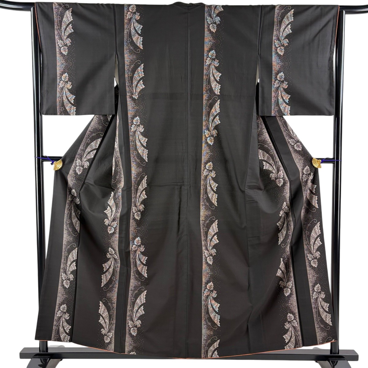 紬 身丈158cm 裄丈64cm M 袷 蝶 葉柄 焦茶色 正絹 秀品 【中古】