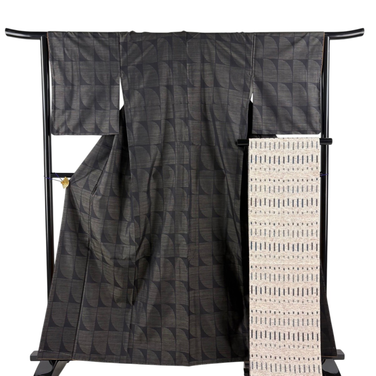 【美品】 紬 身たけ161.5糎 裄丈64糎 M 袷 名古屋帯仕掛ける 幾何学学飾りつけ 黒 正絹 秀品 【中古】