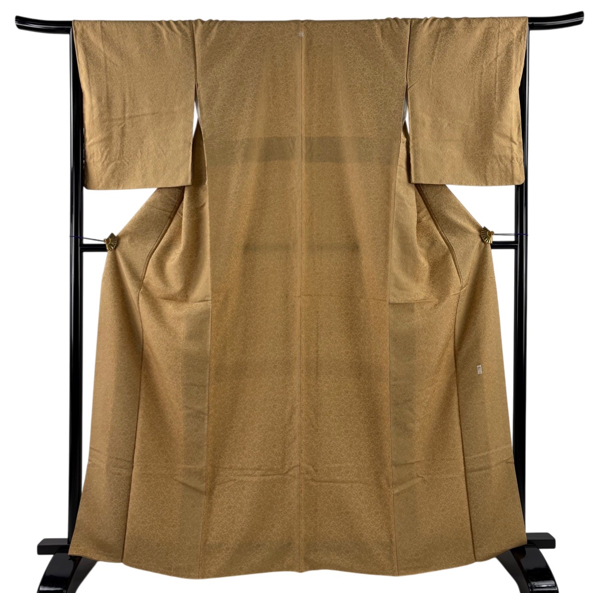 【美品】 色無地 身丈165.5cm 裄丈67cm M 袷 落款あり 地紋 薄黄土色 正絹 秀品 一つ紋 【中古】 msp30