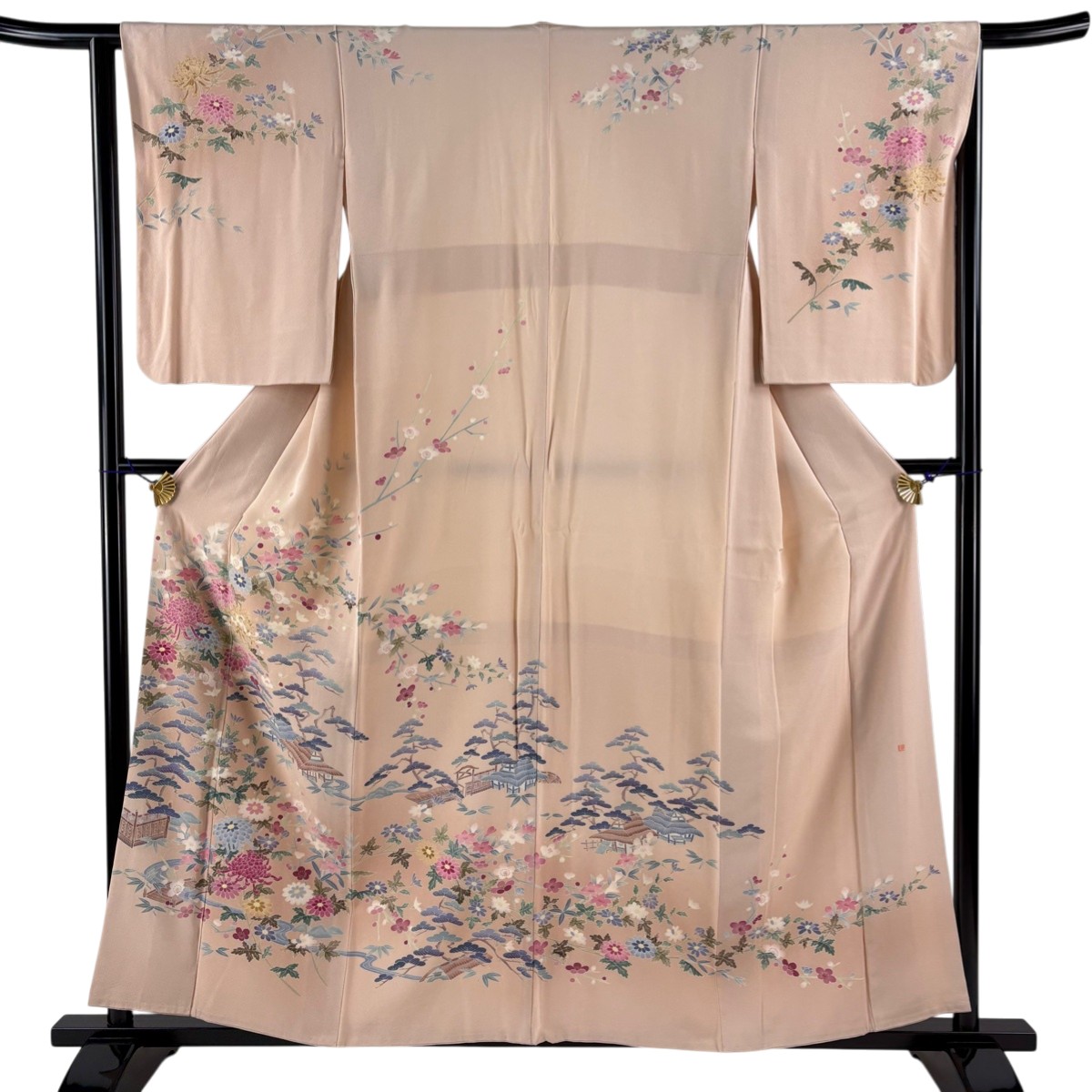 【美品】 短い訪問着 身たけ156.5糎 裄丈64糎 M 袷 寺西一紘 名書きあり 建築物 松竹梅 サクラ色ベージュ 正絹 珠玉 【中古】