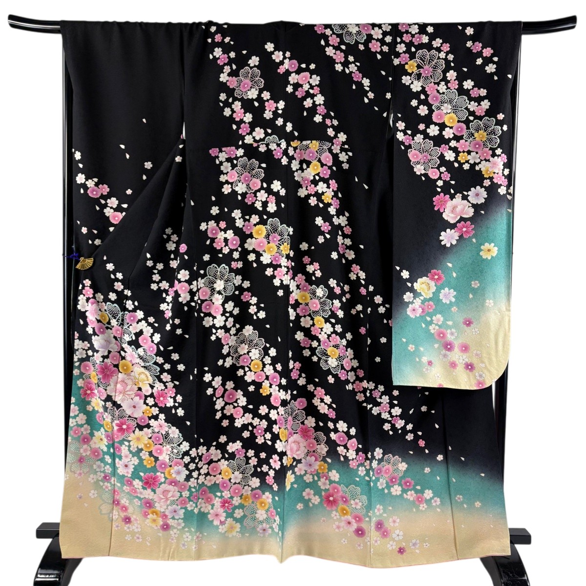 【美品】 振袖 身たけ165糎 裄丈69糎 L 袷 名取り草 桜 金彩 箔 黒 正絹 珠玉 【中古】