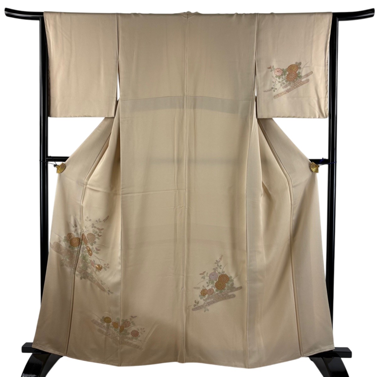 付下げ 身丈161cm 裄丈64.5cm M 袷 やまと 菊 ヱ霞 刺繍 染めわけ 薄茶色 正絹 秀品 【中古】