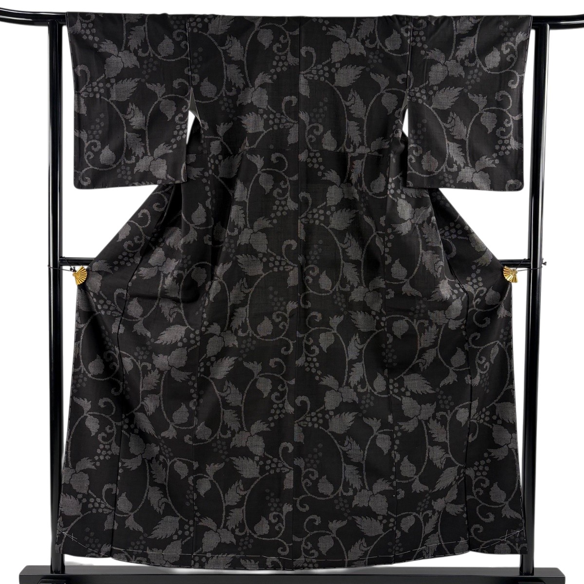 【美品】 紬 身丈157.5cm 裄丈62cm S 袷 証紙あり 葡萄唐草 黒 正絹 秀品 【中古】