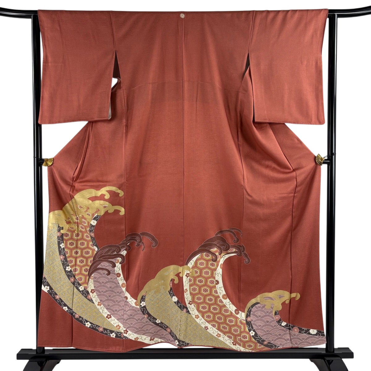色留袖 身丈155.5cm 裄丈64.5cm M 袷 波頭 有職文様 刺繍 金彩 赤茶 正絹 名品 一つ紋 【中古】