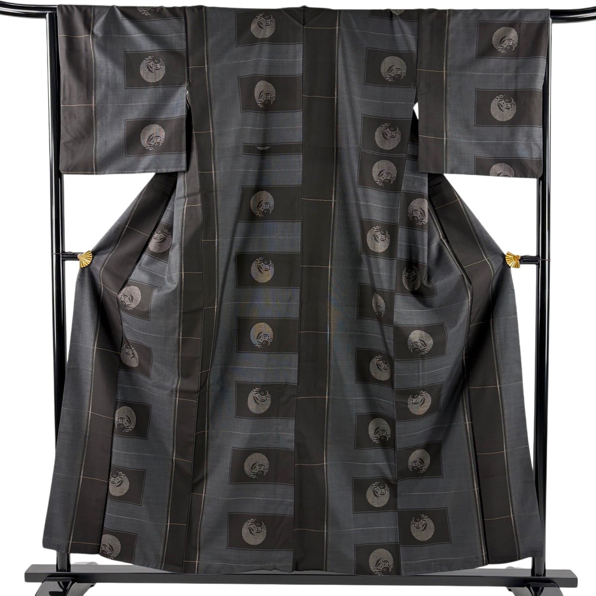 【美品】 紬 身丈157cm 裄丈66cm M 袷 カニ 黒 正絹 秀品 【中古】