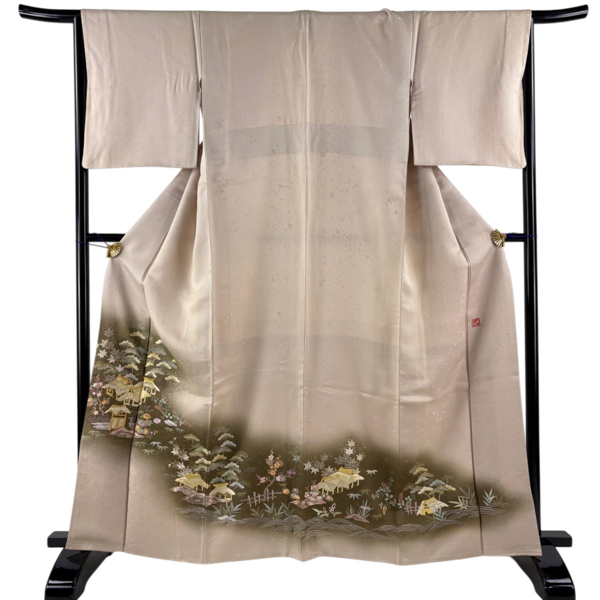 【在庫一掃】 色留袖 身丈163.5cm 裄丈66cm M 袷 落款あり 家屋 松竹梅 刺繍 ぼかし 薄茶色 正絹 逸品 一つ紋 【中古】|バイセル 店