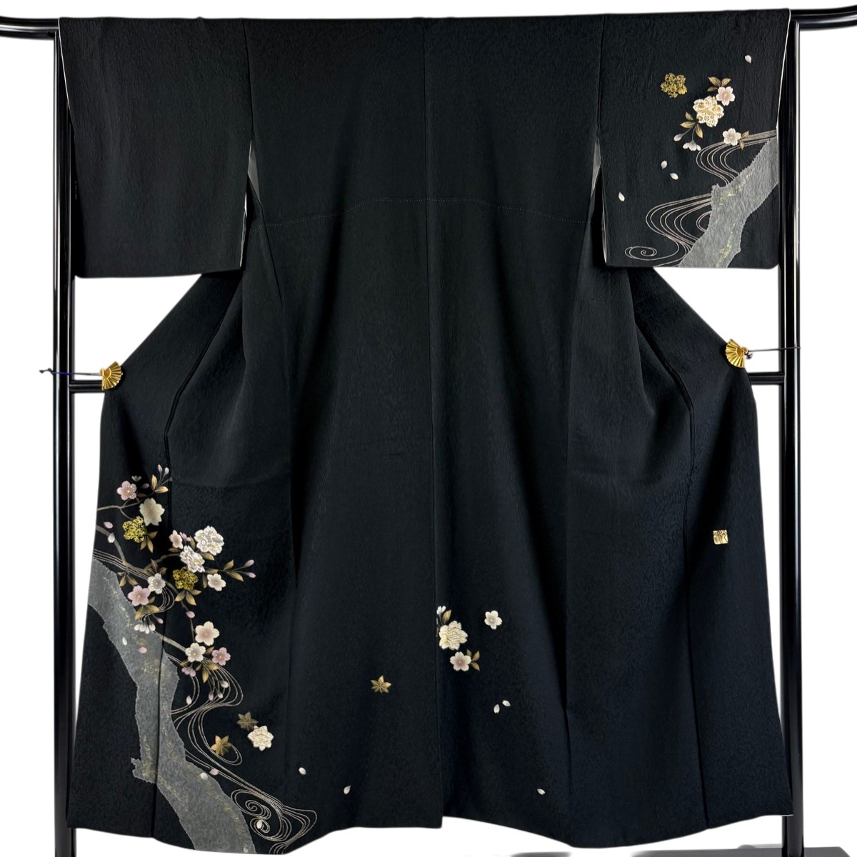 付下げ 身丈151cm 裄丈66cm M 袷 落款あり 桜 流水 刺繍 金糸 黒 正絹 名品 【中古】 11,218円