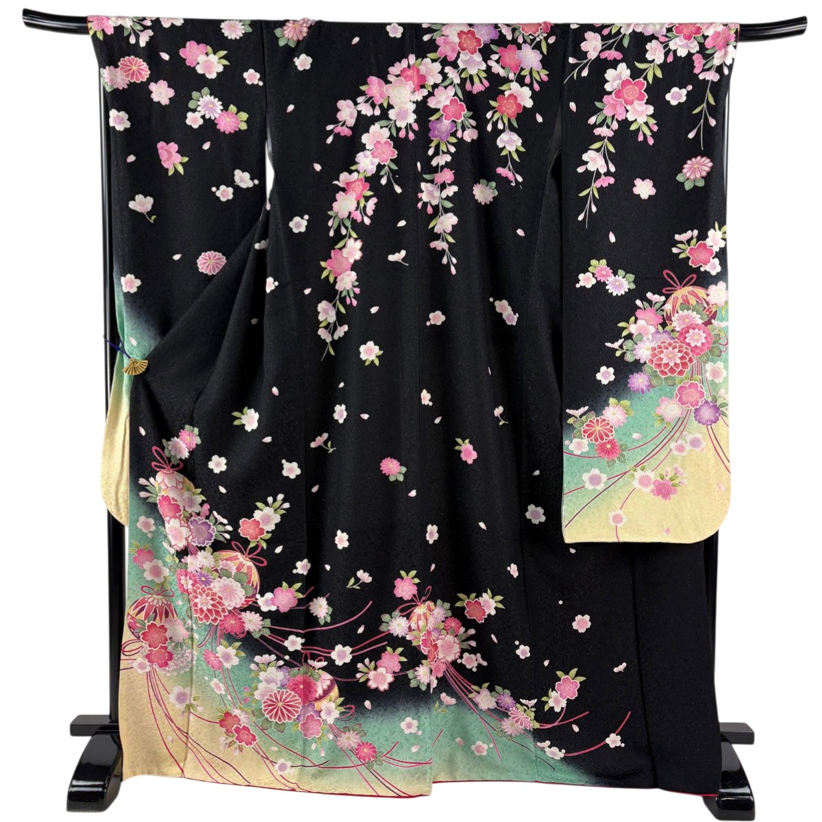 【美品】 振袖 身丈170.5cm 裄丈70cm L 袷 薬玉 草花 銀通し 金彩 黒 正絹 名品 【中古】
