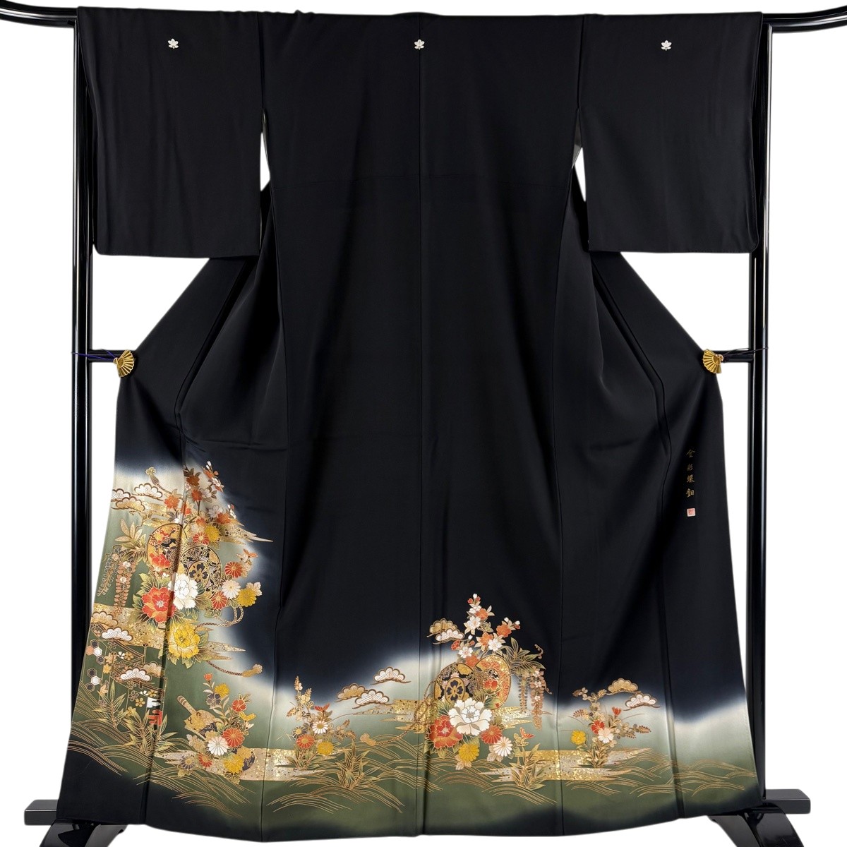 黒留袖 身丈161.5cm 裄丈65cm M 袷 落款あり 鼓 草花 螺鈿 金銀彩 黒 正絹 名品 【中古】