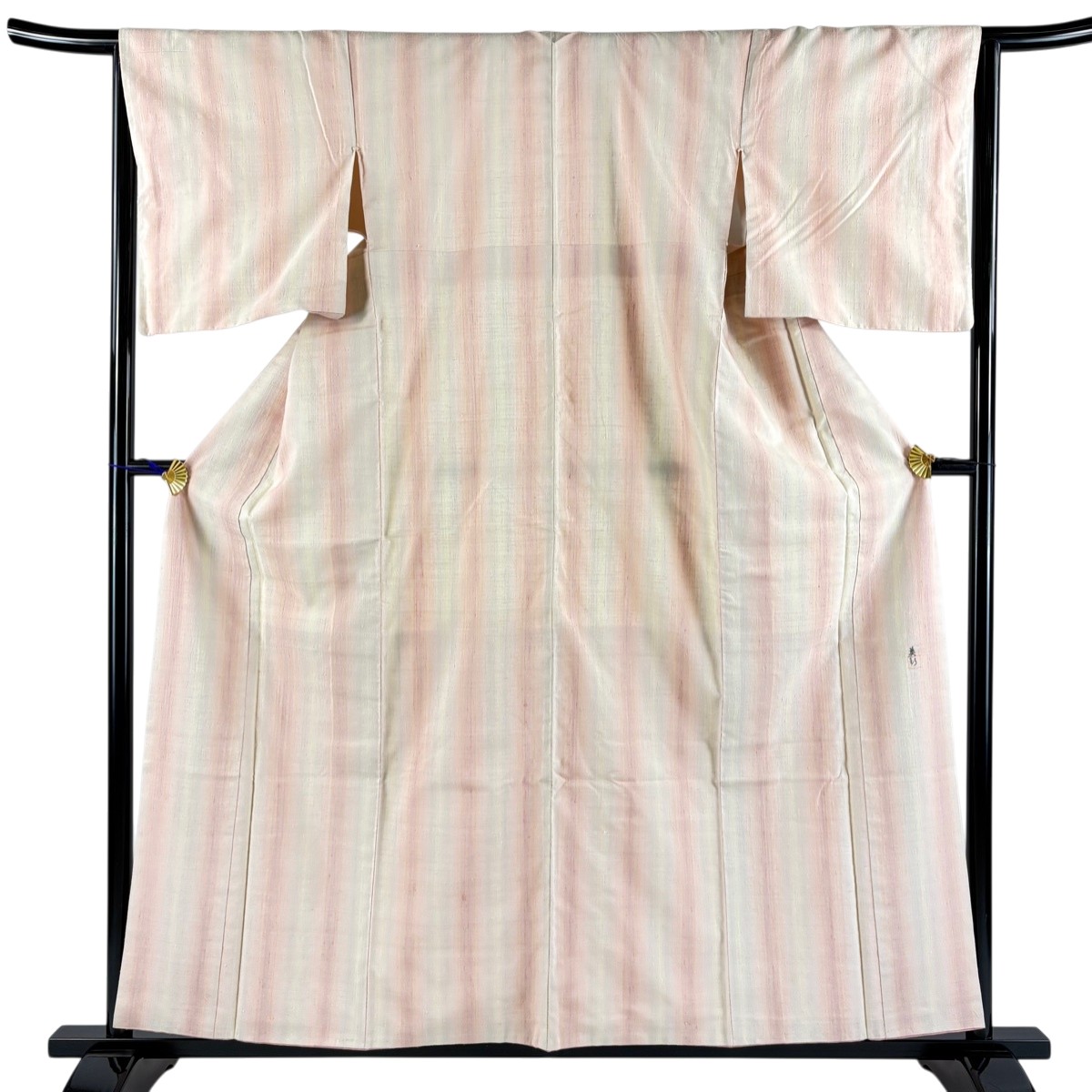 紬 身丈159cm 裄丈64cm M 袷 落款あり 縦縞 薄ピンク 正絹 名品 【中古】