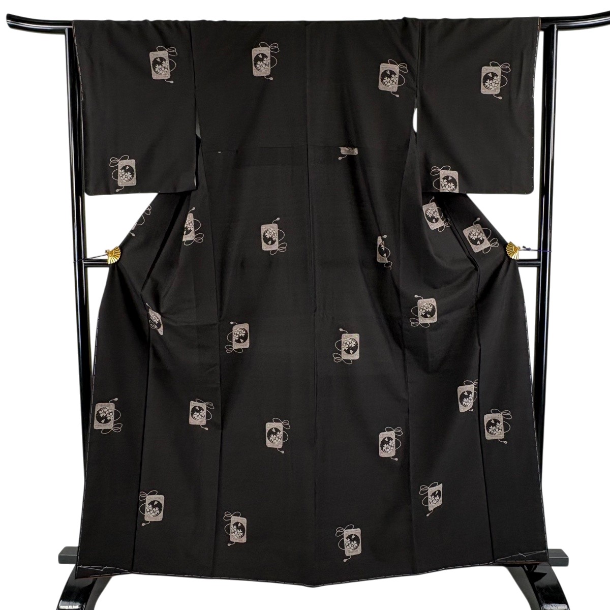 【美品】 紬 身丈163.5cm 裄丈64cm M 袷 印籠 桜 焦茶色 正絹 秀品 【中古】