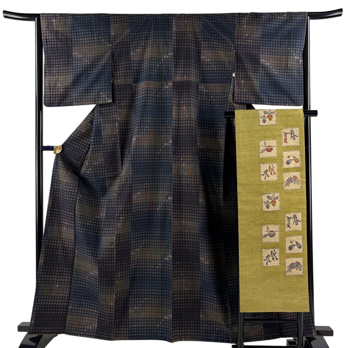 【美品】 紬 身たけ163.5糎 裄丈64.5糎 M 袷 名古屋帯仕掛ける 透かし彫り 幾何学学 紺色 正絹 秀品 【中古】