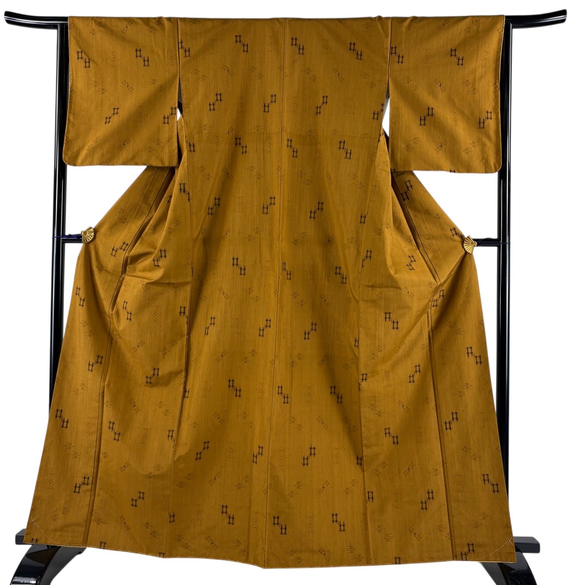 【美品】 紬 身の丈164珊 裄丈64珊 M 袷 発祥地古琉球絣 証紙あり 燕 絣柄 山吹赤銅色 正絹 珠玉 【中古】 msp50