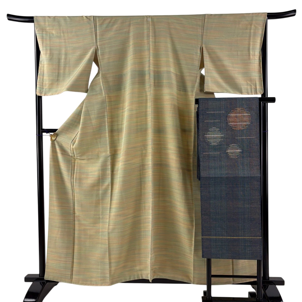 【美品】 小紋 身たけ159糎 裄丈65糎 M 袷 名古屋帯仕掛ける 縞 鮫 抹茶色 正絹 秀品 一往紋 【中古】