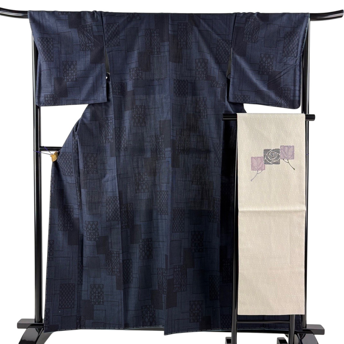 【美品】 紬 身たけ161糎 裄丈67糎 M 袷 名古屋帯仕掛ける 証紙あり 色 幾何学学 紺色 正絹 秀品 【中古】