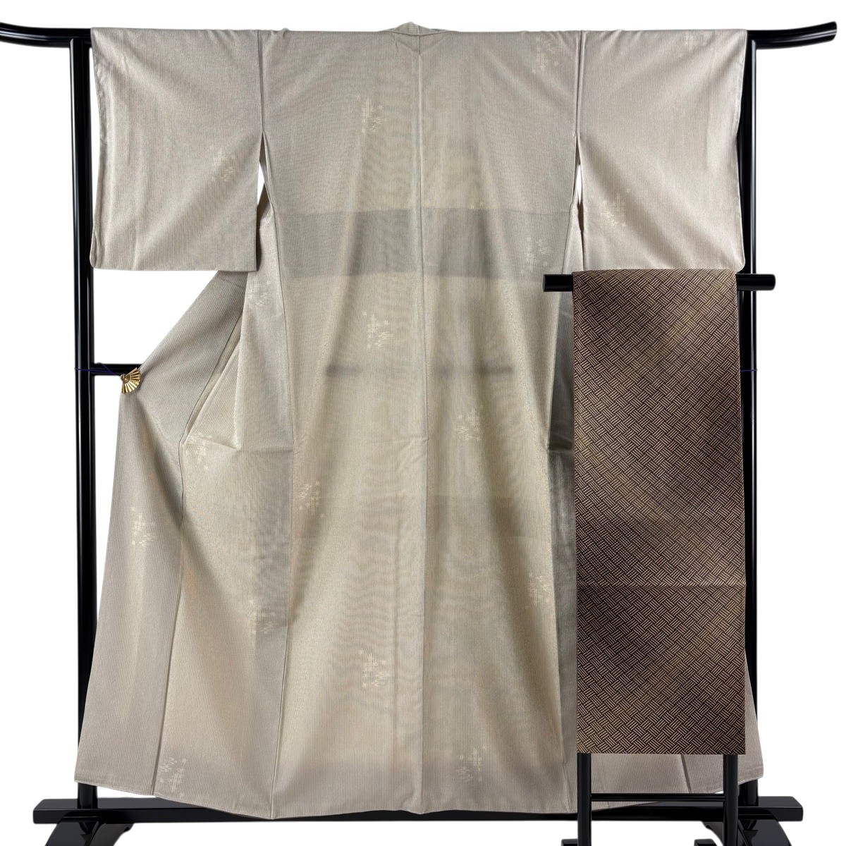 【美品】 紬 身たけ157糎 裄丈64糎 M 袷 名古屋帯仕掛ける 縦縞 燕 うす茶色色 正絹 秀品 【中古】