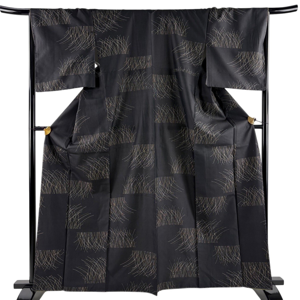 【美品】 紬 身の丈162.5糎 裄丈67糎 M 袷 証紙あり 葉 黒 正絹 名篇 【中古】 msp50