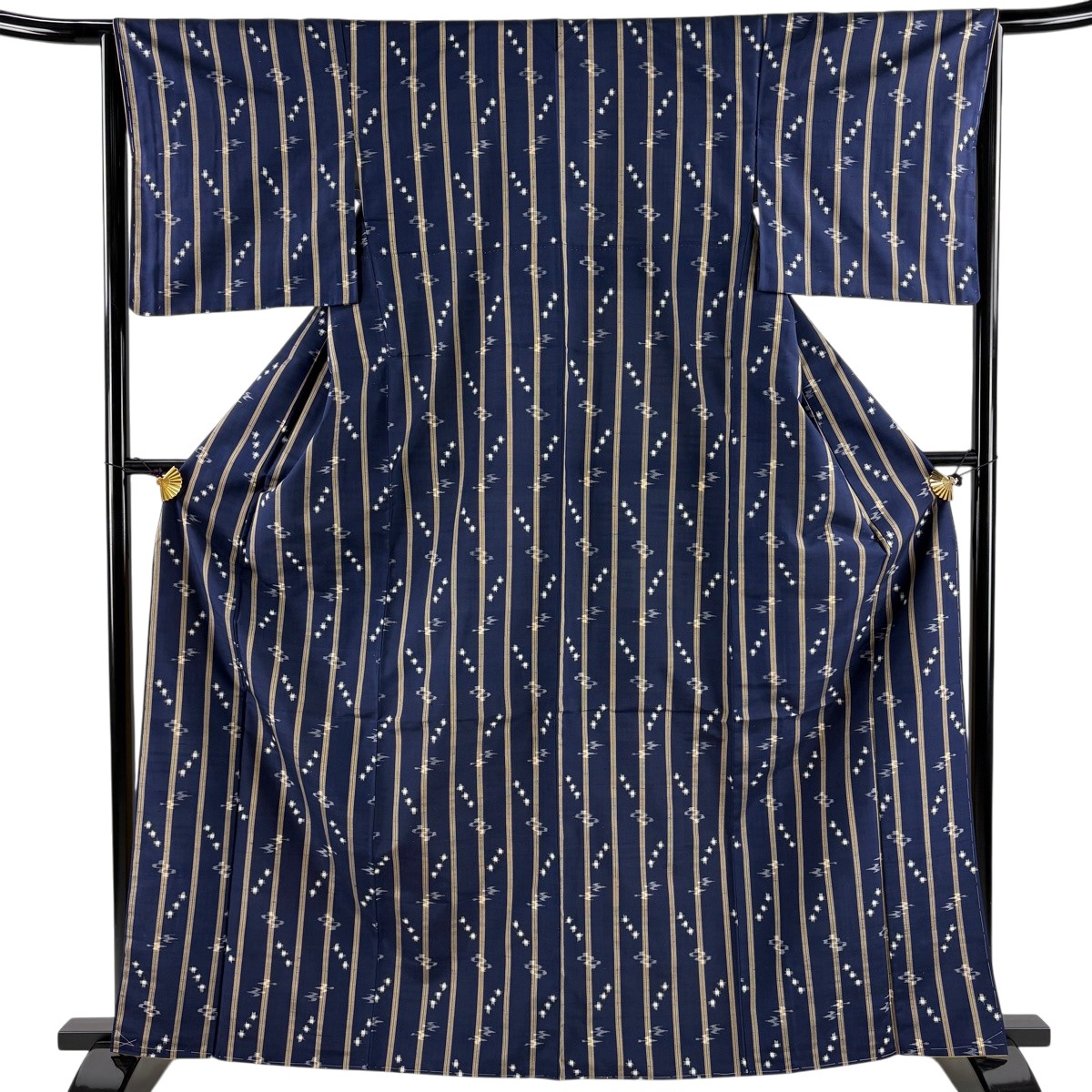 【美品】 紬 身丈164cm 裄丈64cm M 袷 本場琉球 縦縞 燕 青紫 正絹 逸品 【中古】