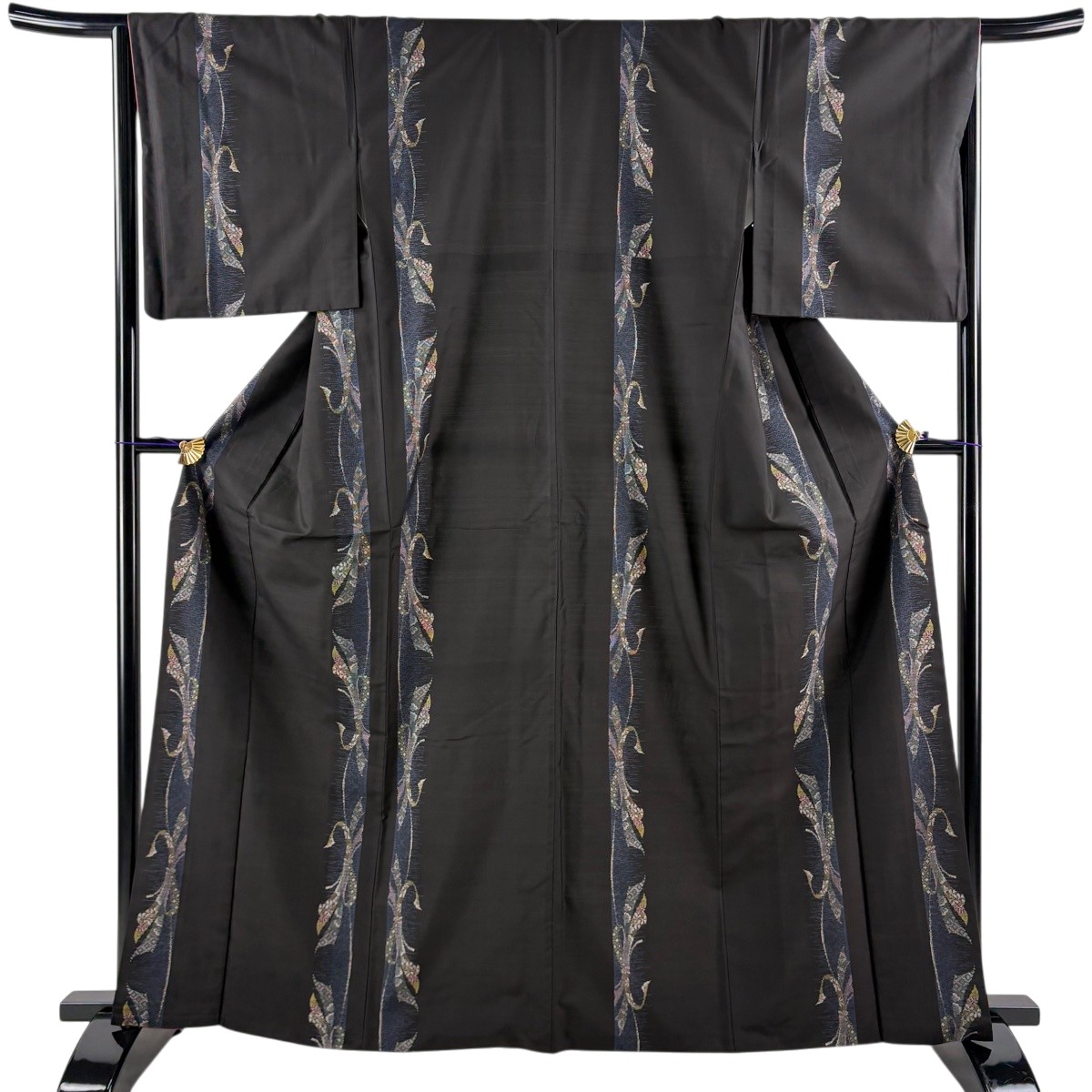 【美品】 紬 身の丈163糎 裄丈65.5糎 M 袷 やまと 風呂敷き包み熨斗 顕花植物 墨色 正絹 名篇 【中古】 msp50