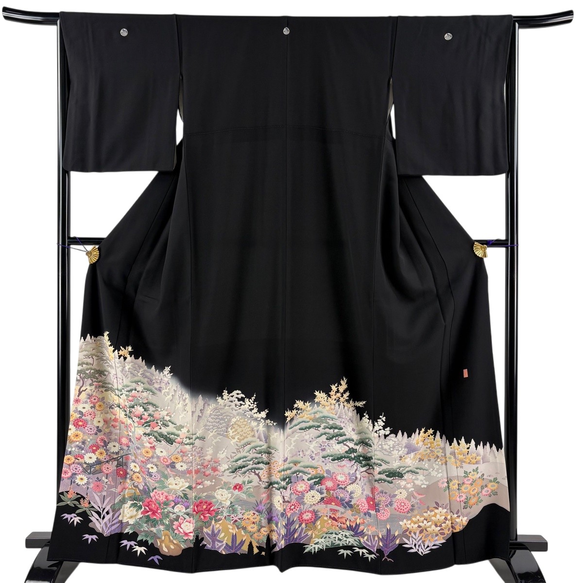 【美品】 黒留袖 身の丈165糎 裄丈65.5糎 M 袷 書き判あり 松竹梅 菊 ぼかし 黒 正絹 名篇 【中古】 msp50