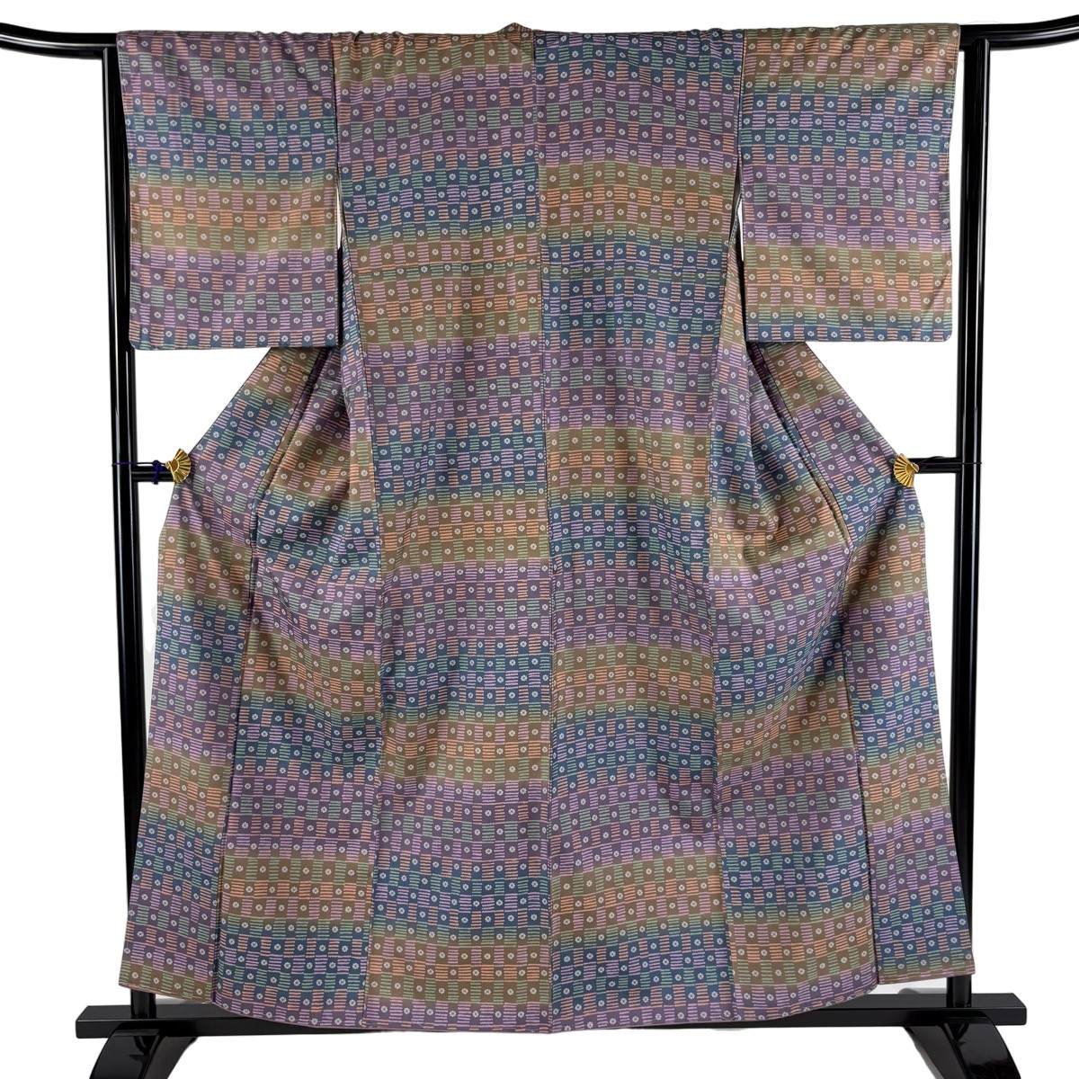 【美品】 小紋 身の丈157糎 裄丈64.5糎 M 袷 大島紬地 証紙あり 花 変わり市松 薄紫 正絹 名篇 【中古】 msp50