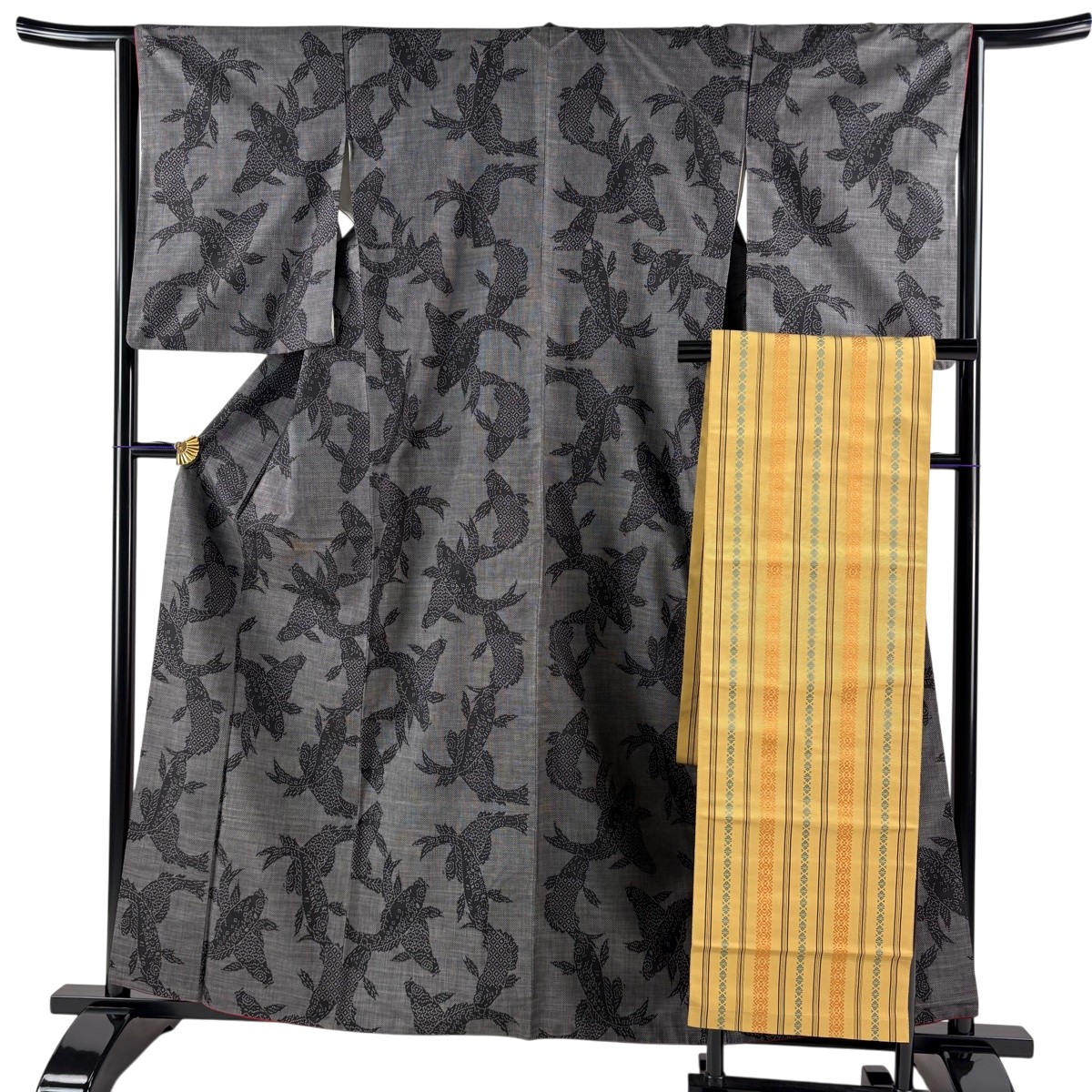 紬 身たけ161糎 裄丈65糎 M 袷 名古屋帯仕掛ける 鯉 黒灰 正絹 秀品 【中古】