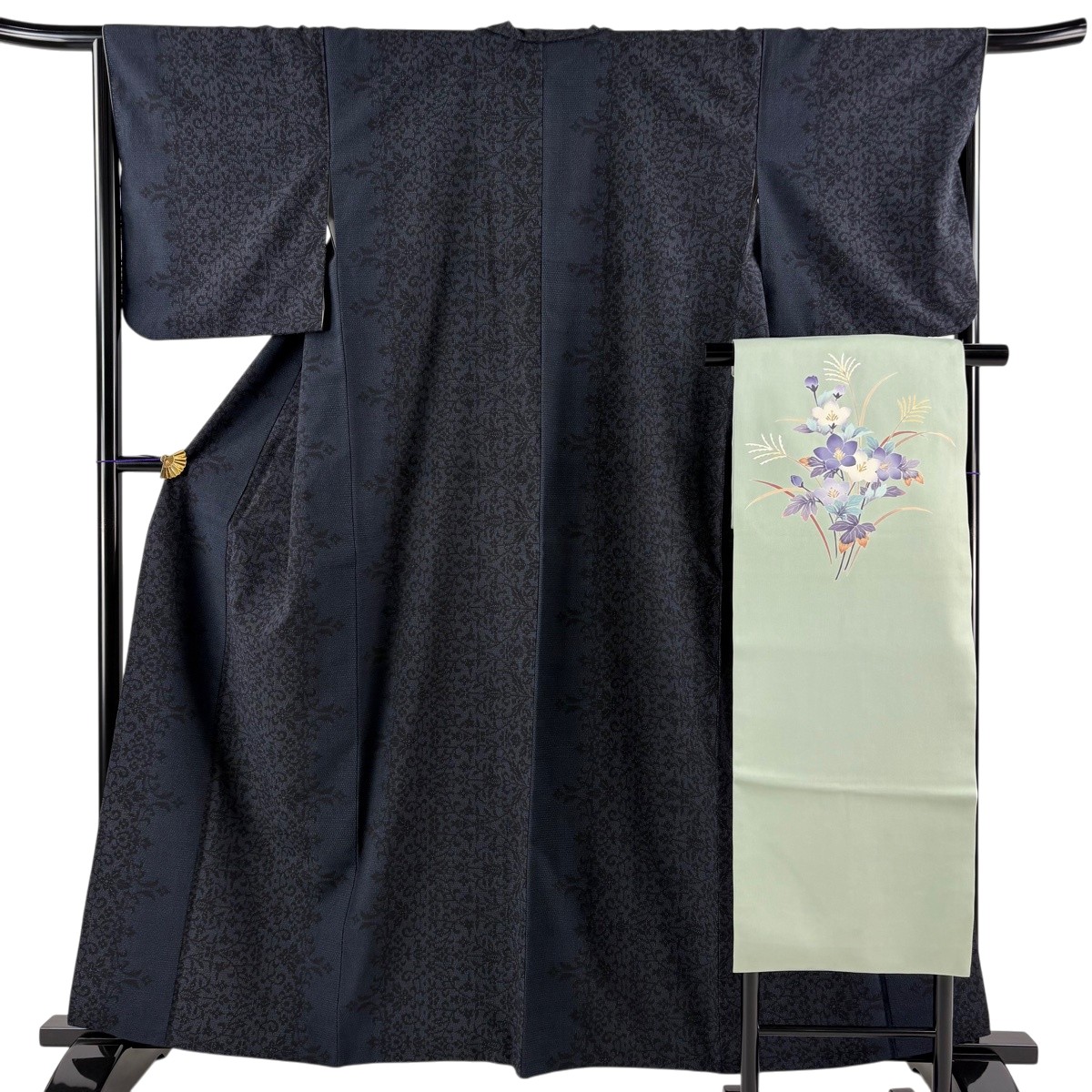 【美品】 紬 身たけ161糎 裄丈66糎 M 袷 名古屋帯仕掛ける 花唐草 亀甲絣 紺色 正絹 秀品 【中古】