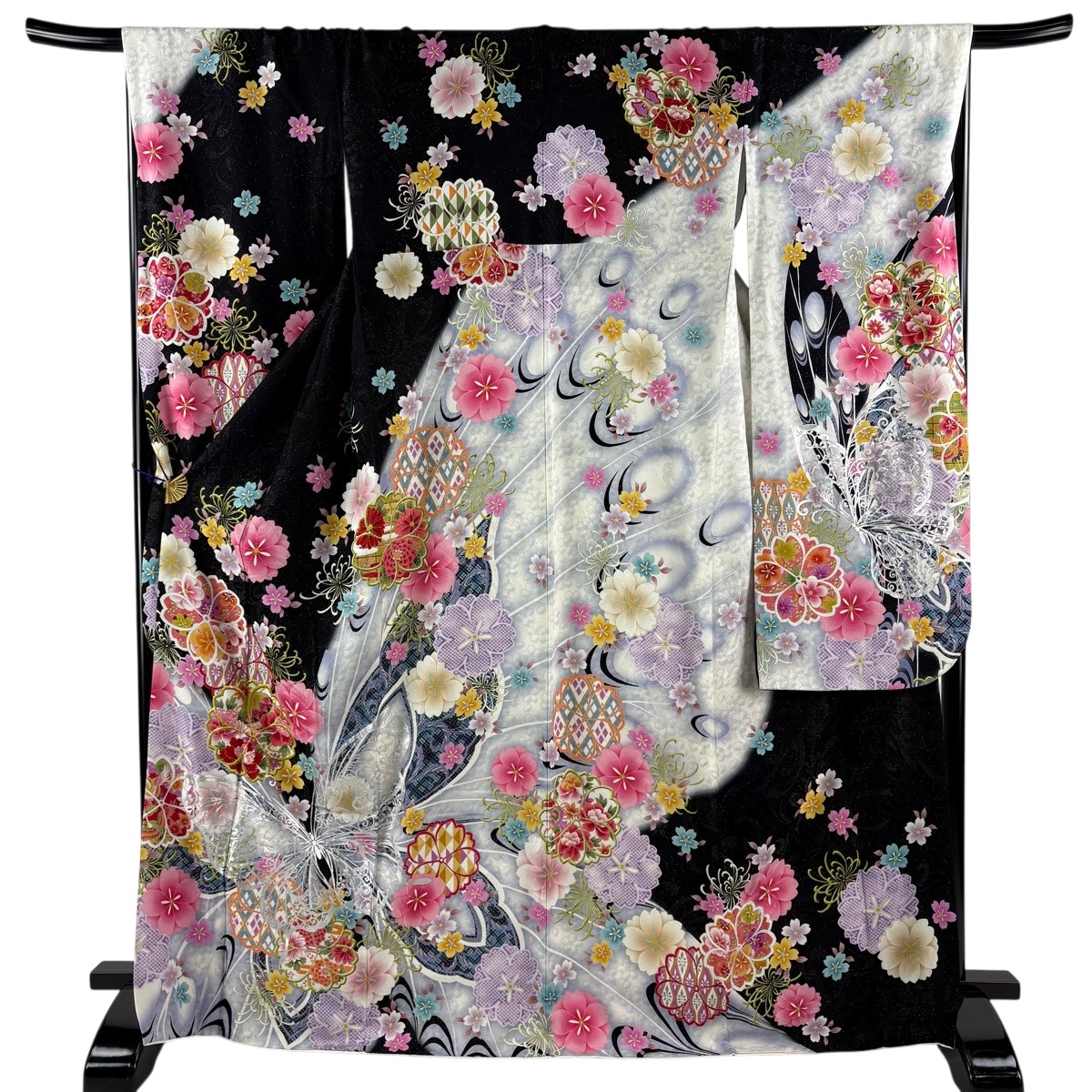 【美品】 振袖 身たけ168.5糎 裄丈68糎 L 袷 顕花植物 蝶 銀彩 銀通し 黒 正絹 珠玉 【中古】