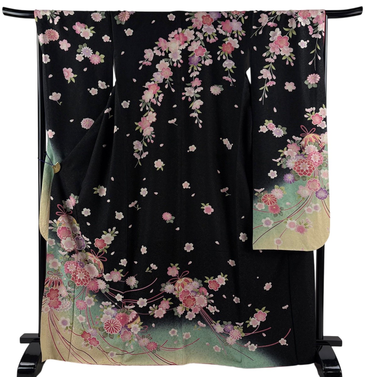 【美品】 振袖 身たけ169.5糎 裄丈68.5糎 L 袷 薬玉 顕花植物 金通し 金彩 黒 正絹 珠玉 【中古】