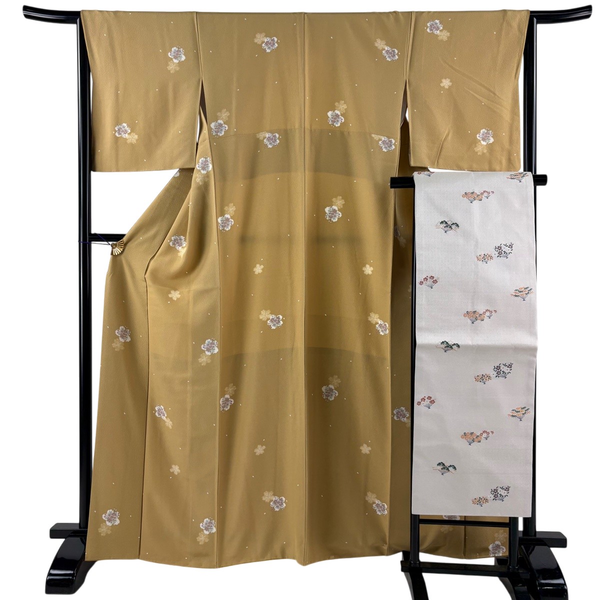 【美品】 小紋 身たけ166糎 裄丈65糎 M 袷 名古屋帯仕掛ける 桜 桜の花瓣 薄イエローオーカー色 正絹 秀品 【中古】