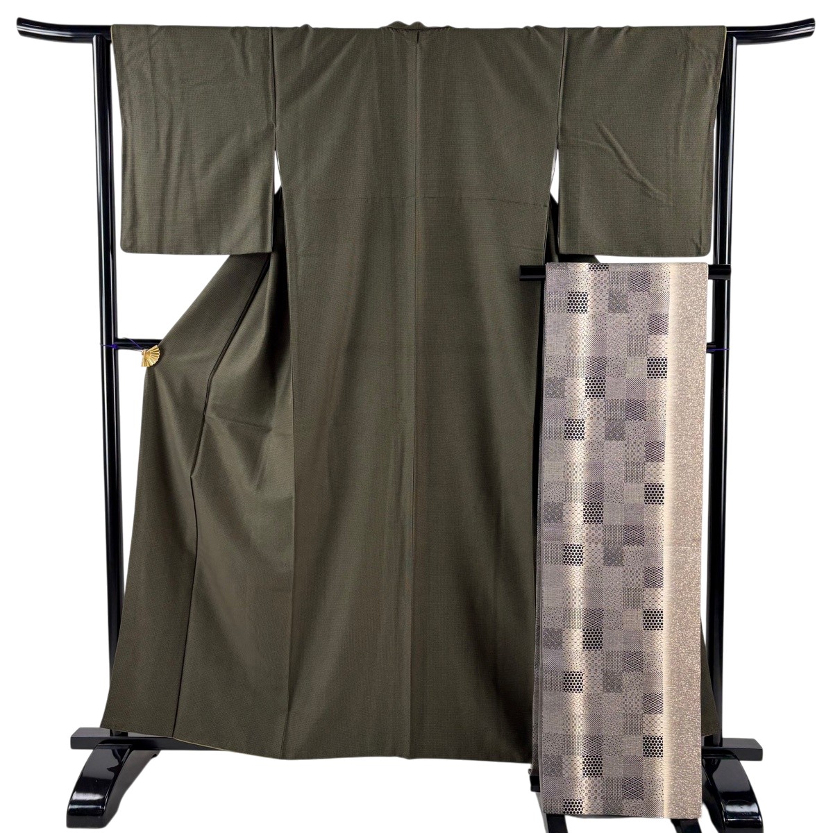 【美品】 小紋 身たけ159糎 裄丈64.5糎 M 袷 袋帯仕掛ける 紬地 透かし彫り 茶緑であること 正絹 秀品 【中古】