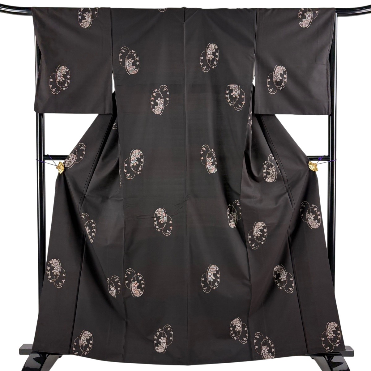 紬 身の丈163珊 裄丈66珊 M 袷 菊 花丸文 焦茶色 正絹 神品 【中古】 msp50
