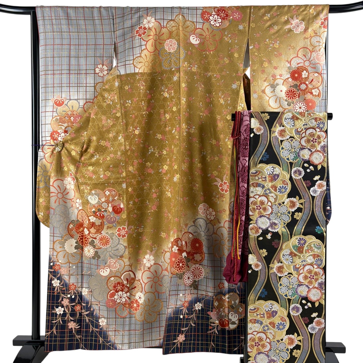 振袖 身たけ161糎 裄丈66.5糎 M 袷 袋帯フルセット 菊 透かし彫り 金糸 金彩 イエローオーカー色 正絹 秀品 【中古】