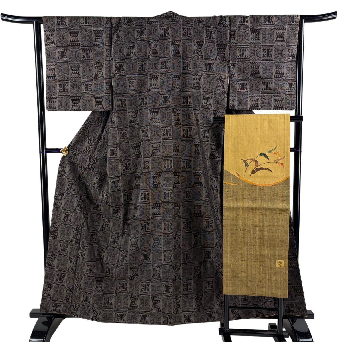 【美品】 大島紬 身たけ160.5糎 裄丈66糎 M 袷 名古屋帯仕掛ける 純泥染 証紙あり 幾何学学飾りつけ 焦茶色 正絹 秀品 【中古】