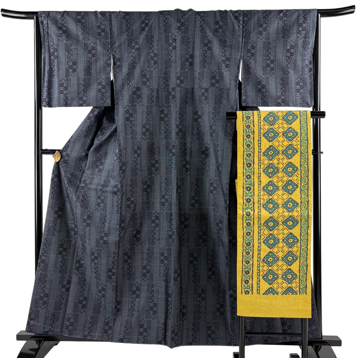 【美品】 大島紬 身たけ160.5糎 裄丈65糎 M 袷 名古屋帯仕掛ける 証紙あり 幾何学学 紺色 正絹 秀品 【中古】