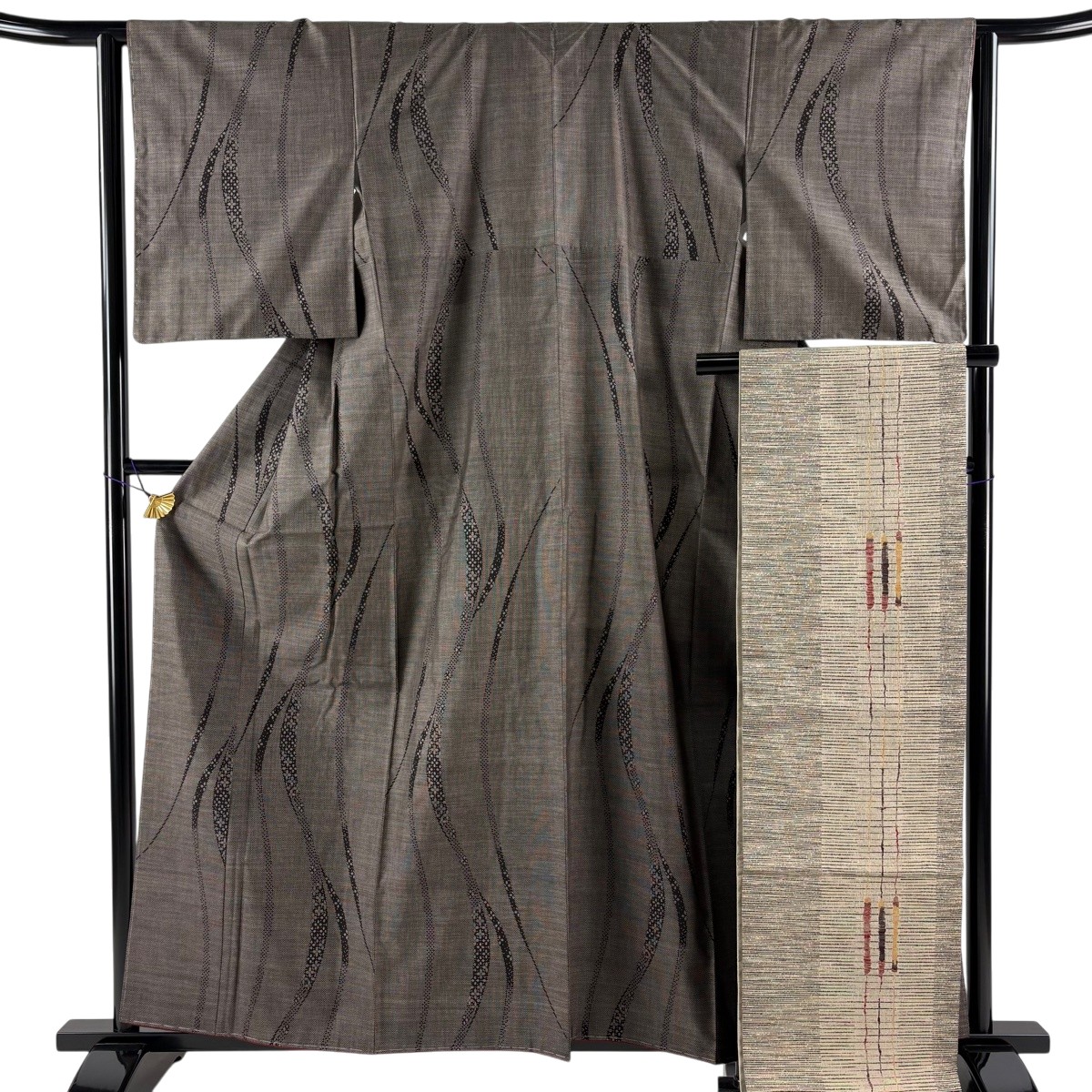 【美品】 紬 身たけ159.5糎 裄丈63糎 S 袷 袋帯仕掛ける ますいわ屋 花 幾何学学 焦茶色 正絹 秀品 【中古】