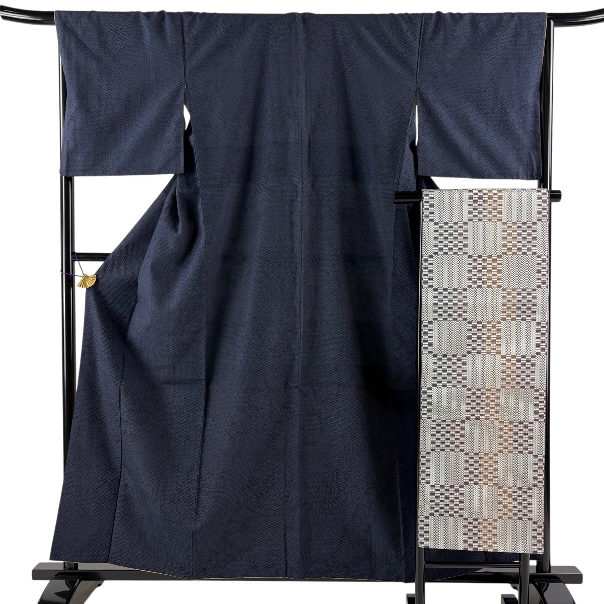 【美品】 紬 身たけ159糎 裄丈67.5糎 L 袷 名古屋帯仕掛ける 鈴乃屋 亀甲絣 縞 紺色 正絹 秀品 【中古】