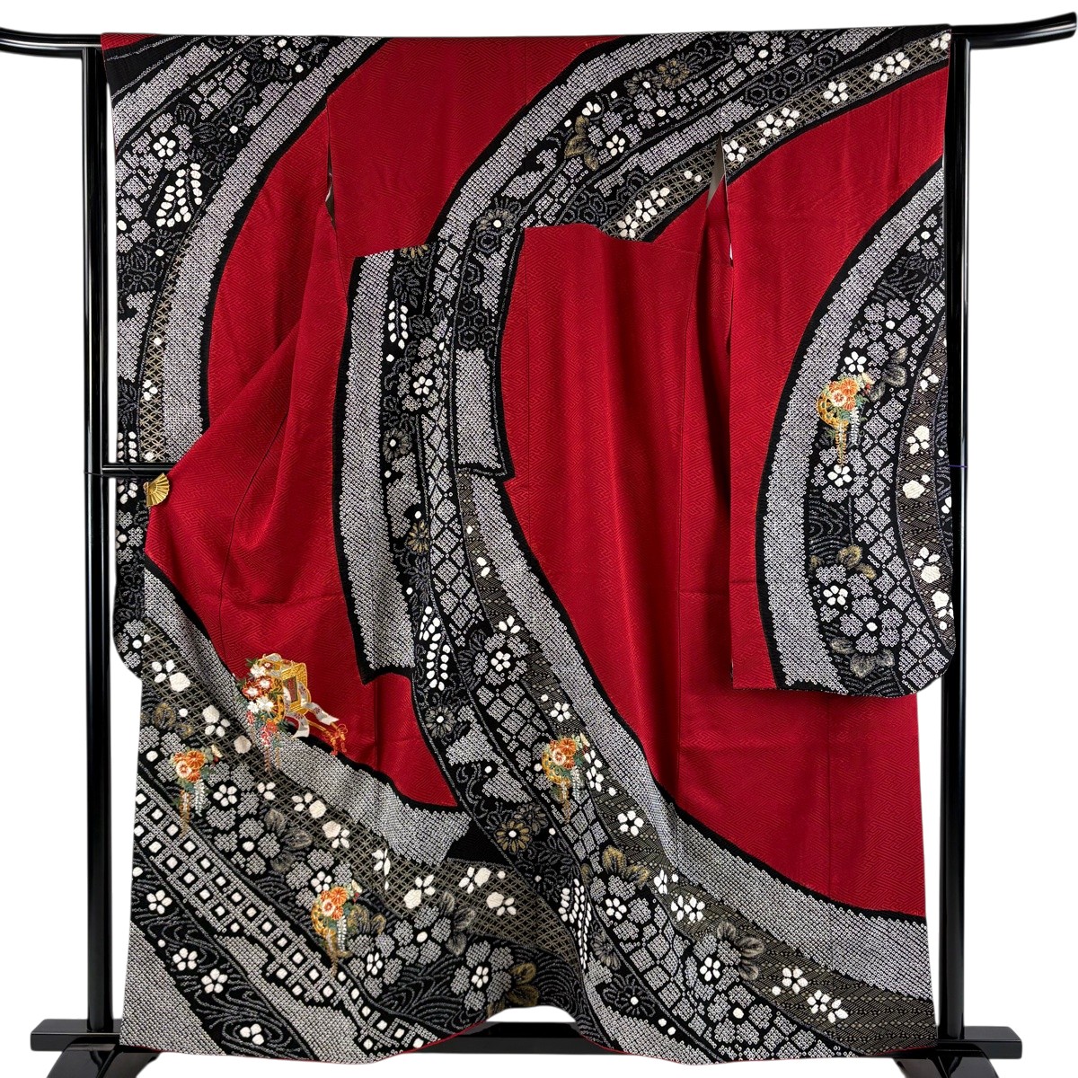 【美品】 振袖 身の丈157糎 裄丈63.5糎 S 袷 御所車 桜 金糸 絞り 赤 正絹 秀品 【中古】 msp30
