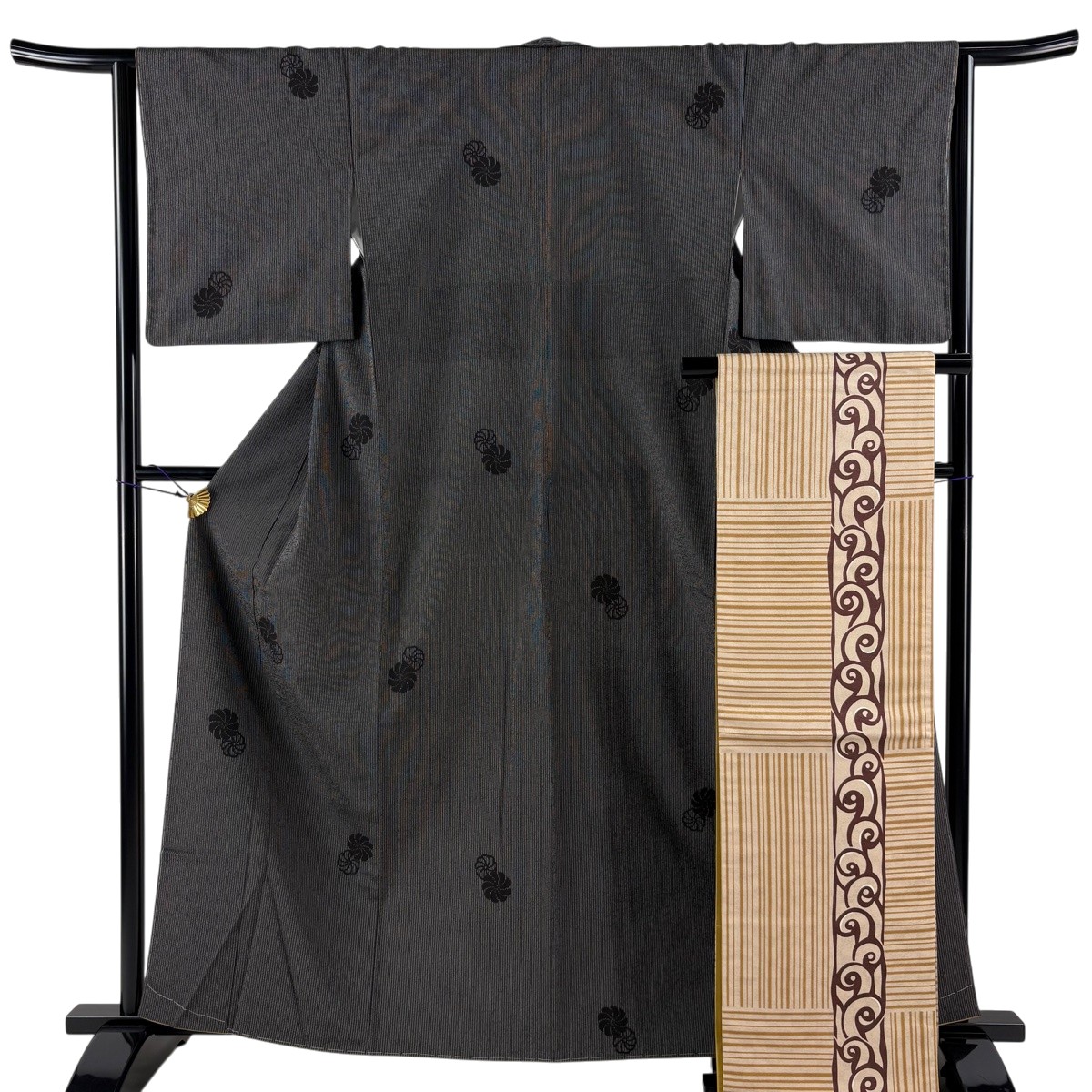 【美品】 紬 身たけ162糎 裄丈64糎 M 袷 袋帯仕掛ける 菊 縦縞 墨色 正絹 秀品 【中古】