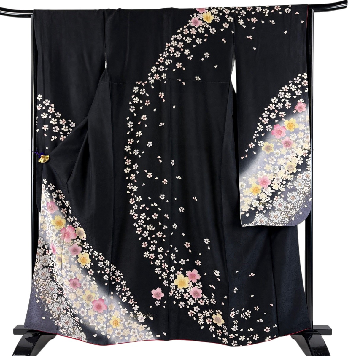 【美品】 振袖 身丈161.5cm 裄丈65.5cm M 袷 桜 桜の花びら 箔 金彩 黒 正絹 名品 【中古】｜バイセル 店