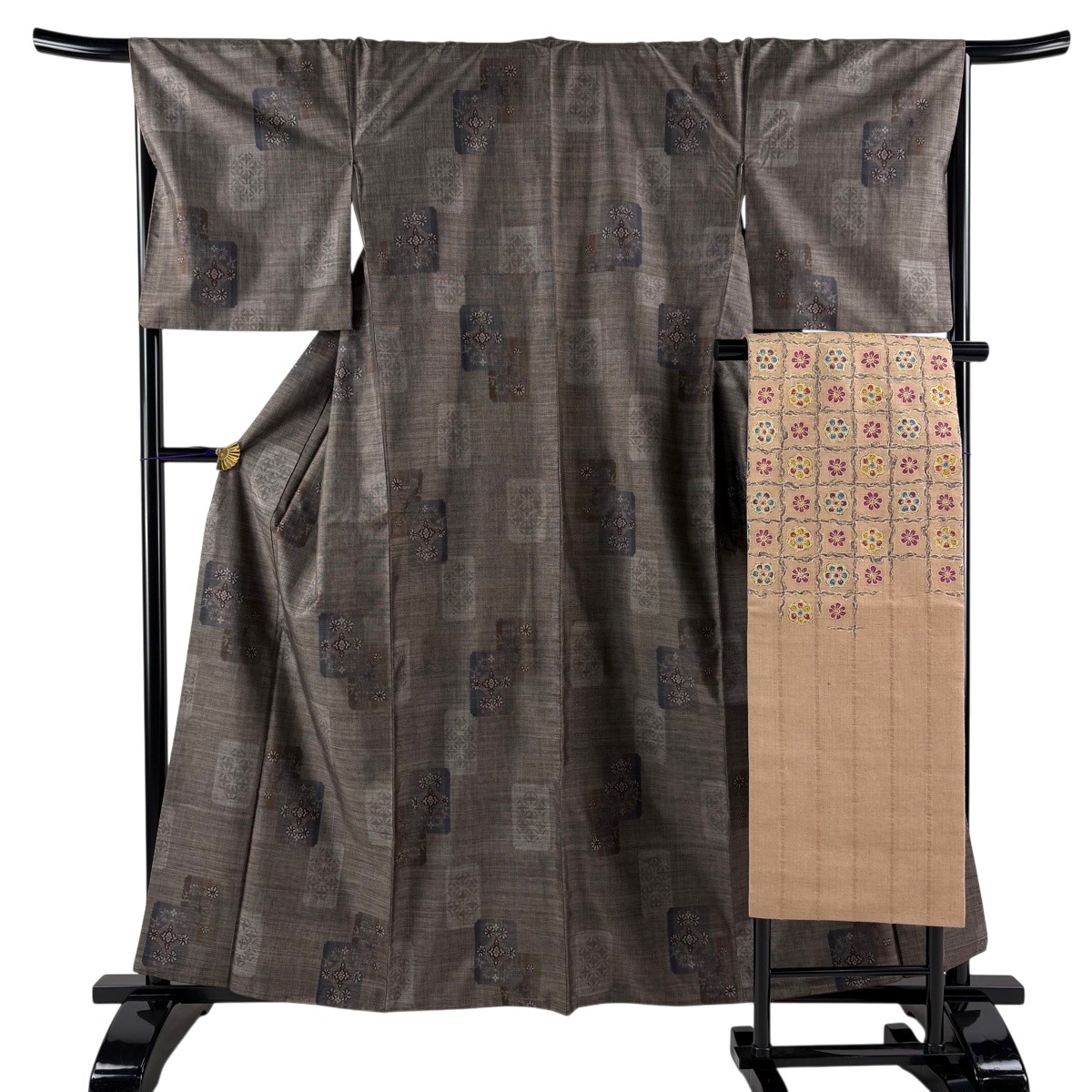 【美品】 紬 身たけ159.5糎 裄丈66.5糎 M 袷 名古屋帯仕掛ける 色紙 花 灰茶 正絹 秀品 【中古】