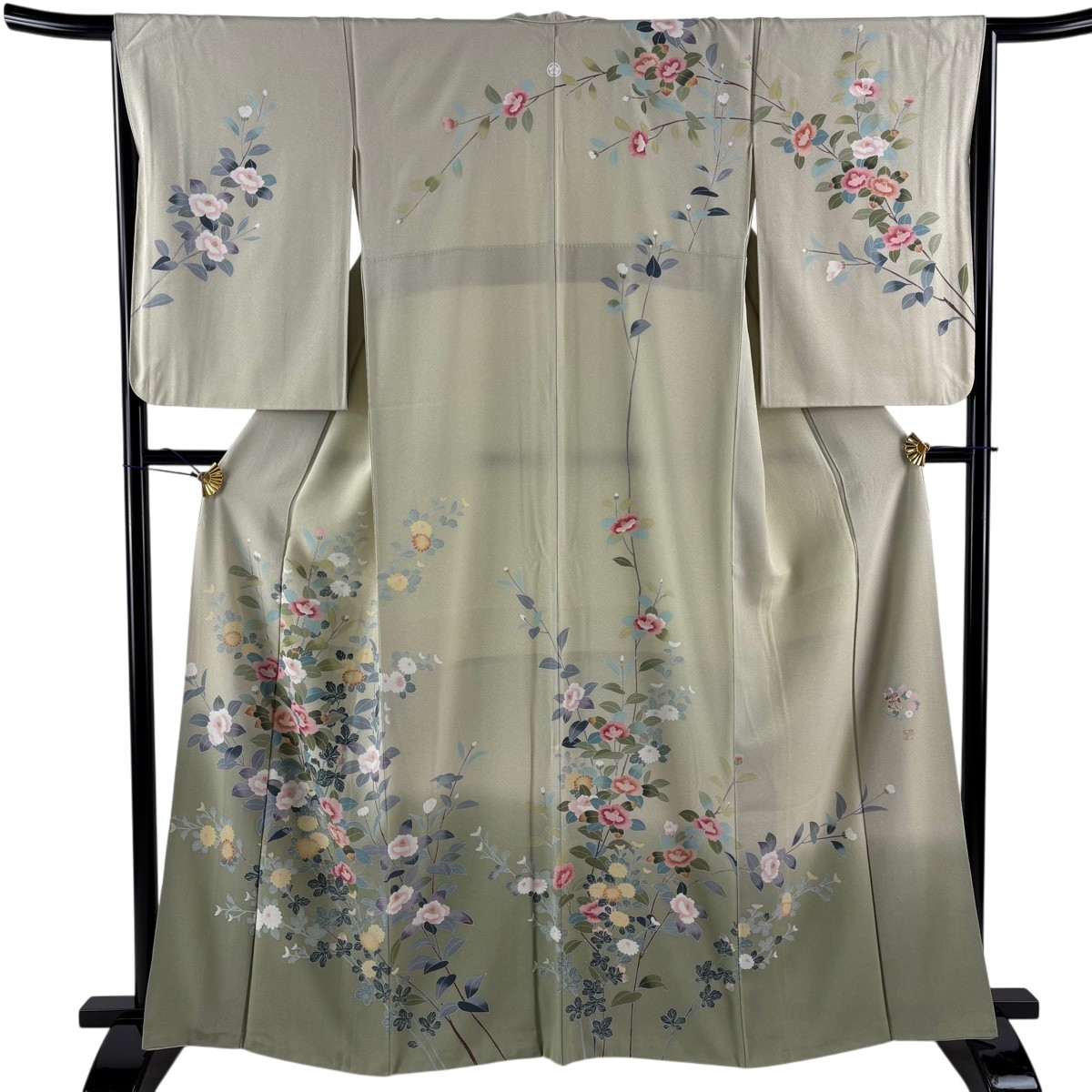 【美品】 訪問着 身丈163cm 裄丈65.5cm M 袷 落款あり 椿 菊 ぼかし よもぎ色 正絹 名品 一つ紋 【中古】｜バイセル 店