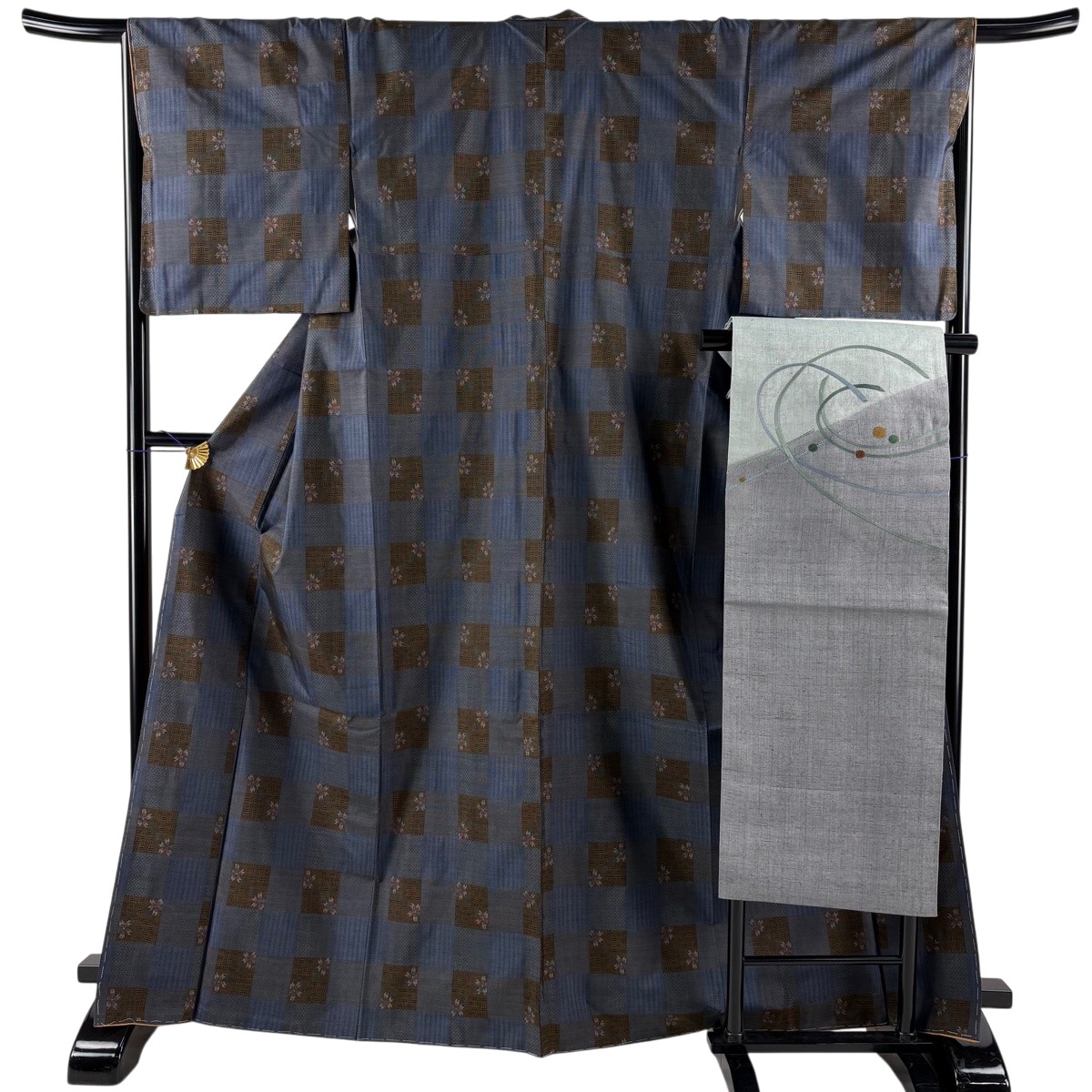 【美品】 紬 身たけ166.5糎 裄丈66糎 M 袷 名古屋帯仕掛ける 桜 市松 青薄墨色 正絹 秀品 【中古】
