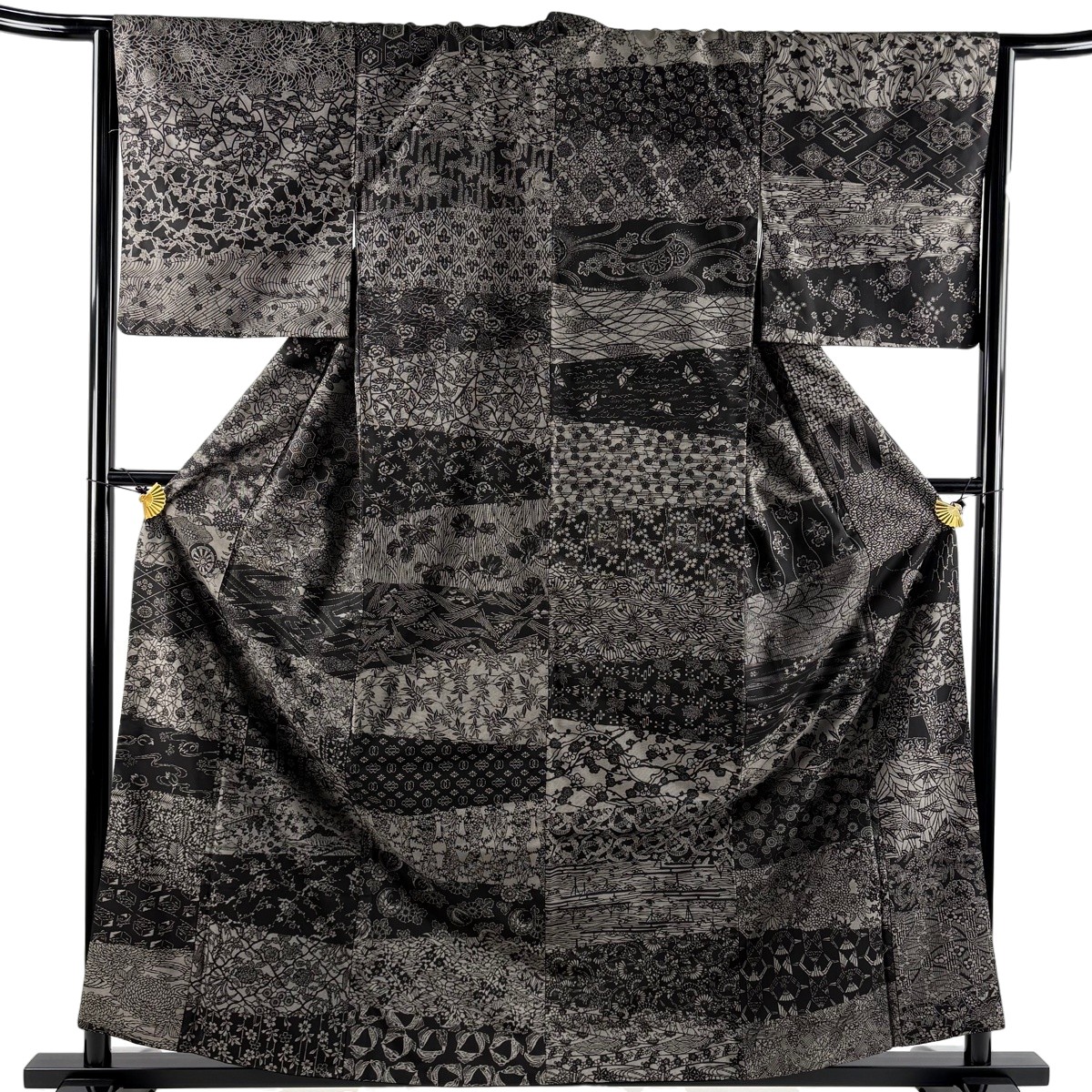 【美品】 紬 身の丈160珊 裄丈65.5珊 M 袷 寄せ柄 松竹梅 黒 正絹 神品 【中古】