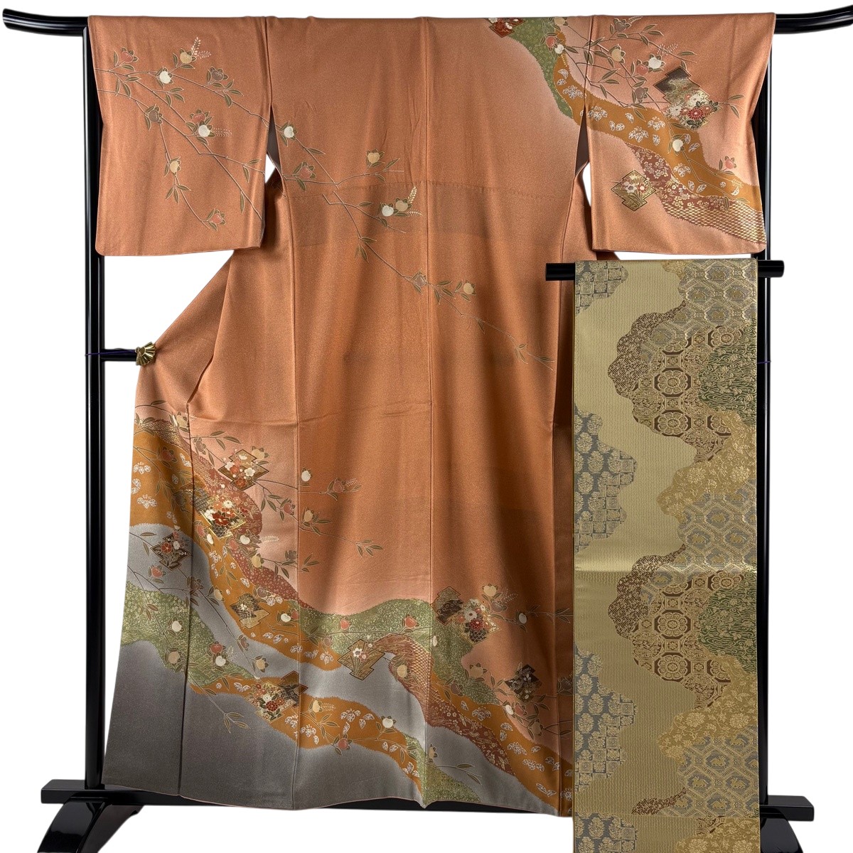 【美品】 短い訪問着 身たけ157糎 裄丈66.5糎 M 袷 袋帯仕掛ける 松皮菱 被子植物 金糸 金彩 赤銅色 正絹 秀品 【中古】