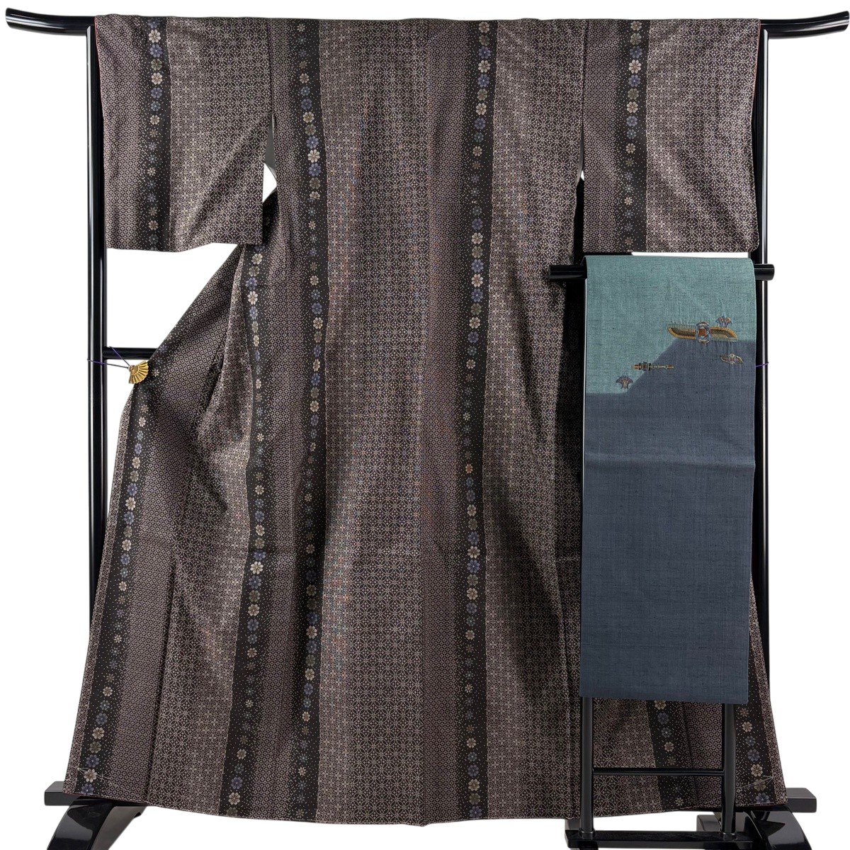 【美品】 紬 身たけ162糎 裄丈65.5糎 M 袷 名古屋帯仕掛ける 花 七宝 焦茶色 正絹 秀品 【中古】