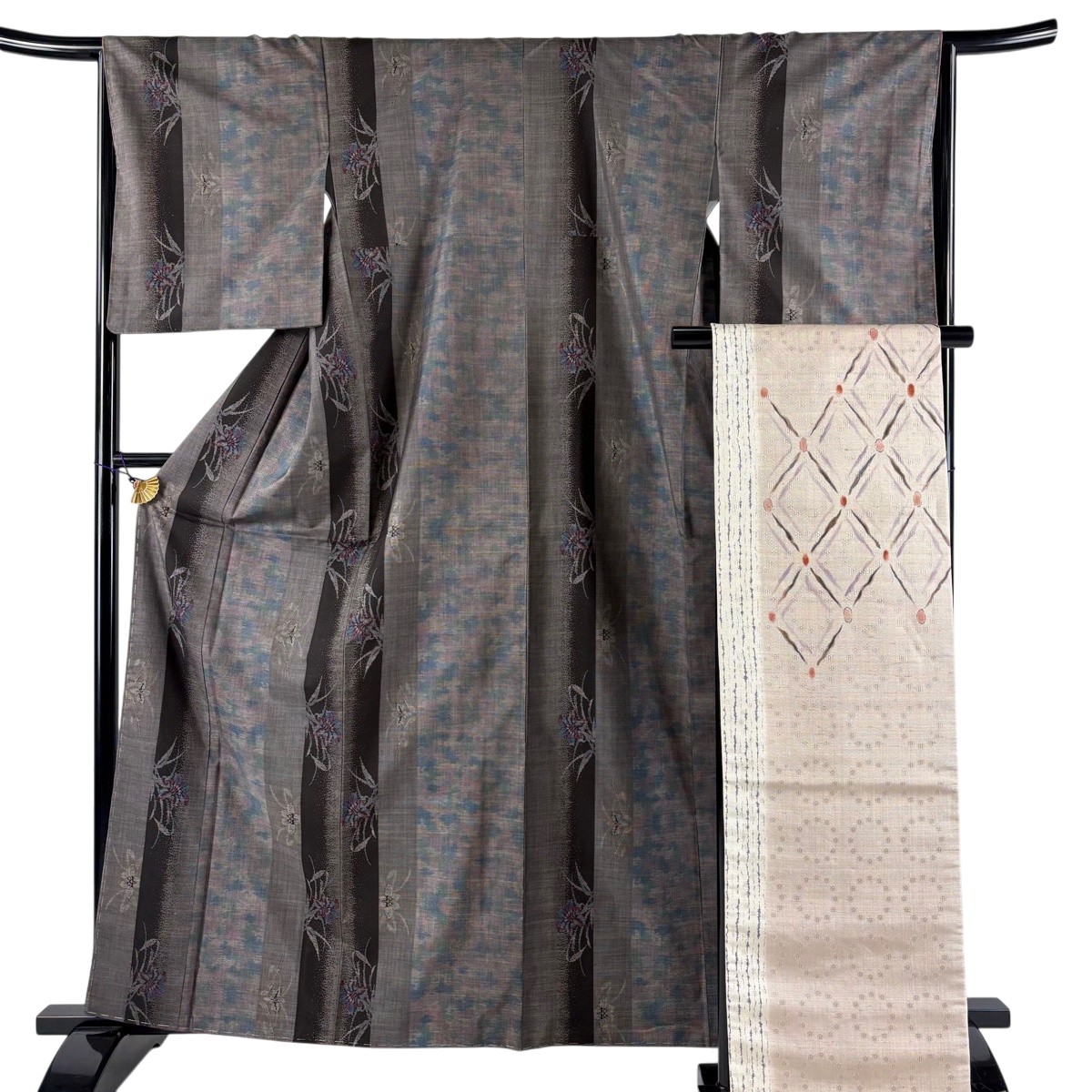 【美品】 大島紬 身たけ162.5糎 裄丈65.5糎 M 袷 名古屋帯仕掛ける 証紙あり 被子植物 縞 焦茶色 正絹 名曲 【中古】