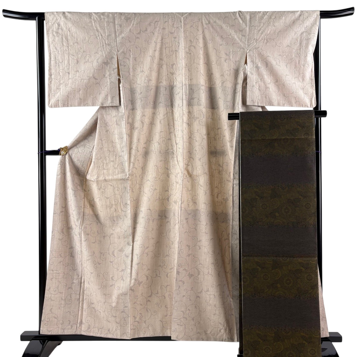 【美品】 紬 身たけ158.5糎 裄丈64.5糎 M 袷 袋帯仕掛ける 唐草 亀甲絣 サクラ色ベージュ 正絹 秀品 【中古】