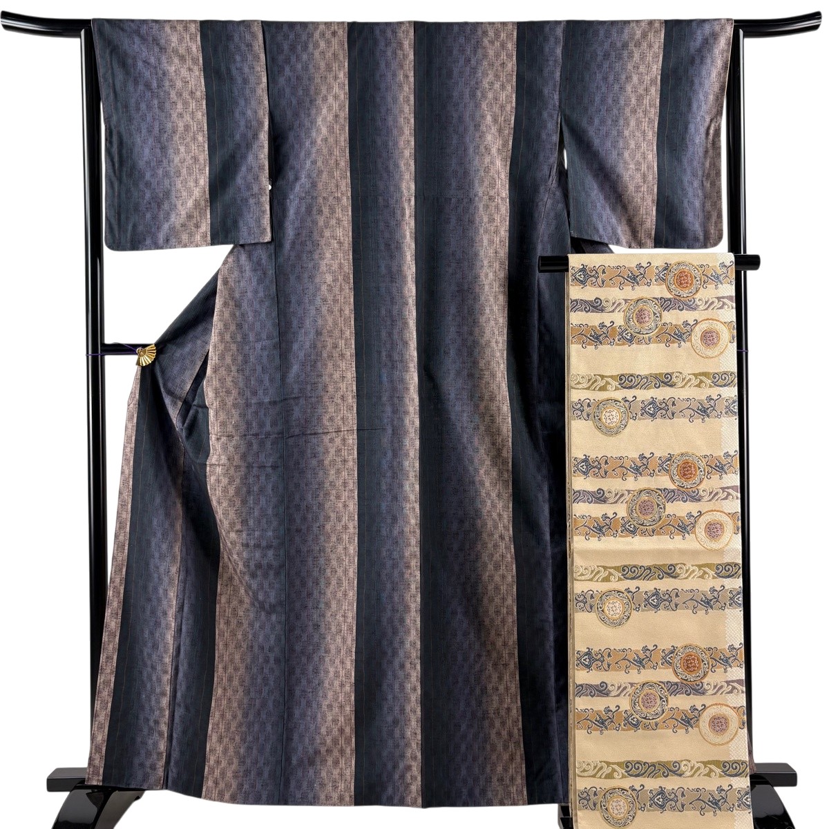 【美品】 紬 身たけ163糎 裄丈64糎 M 袷 袋帯仕掛ける よろけ縞 灰紫 正絹 秀品 【中古】