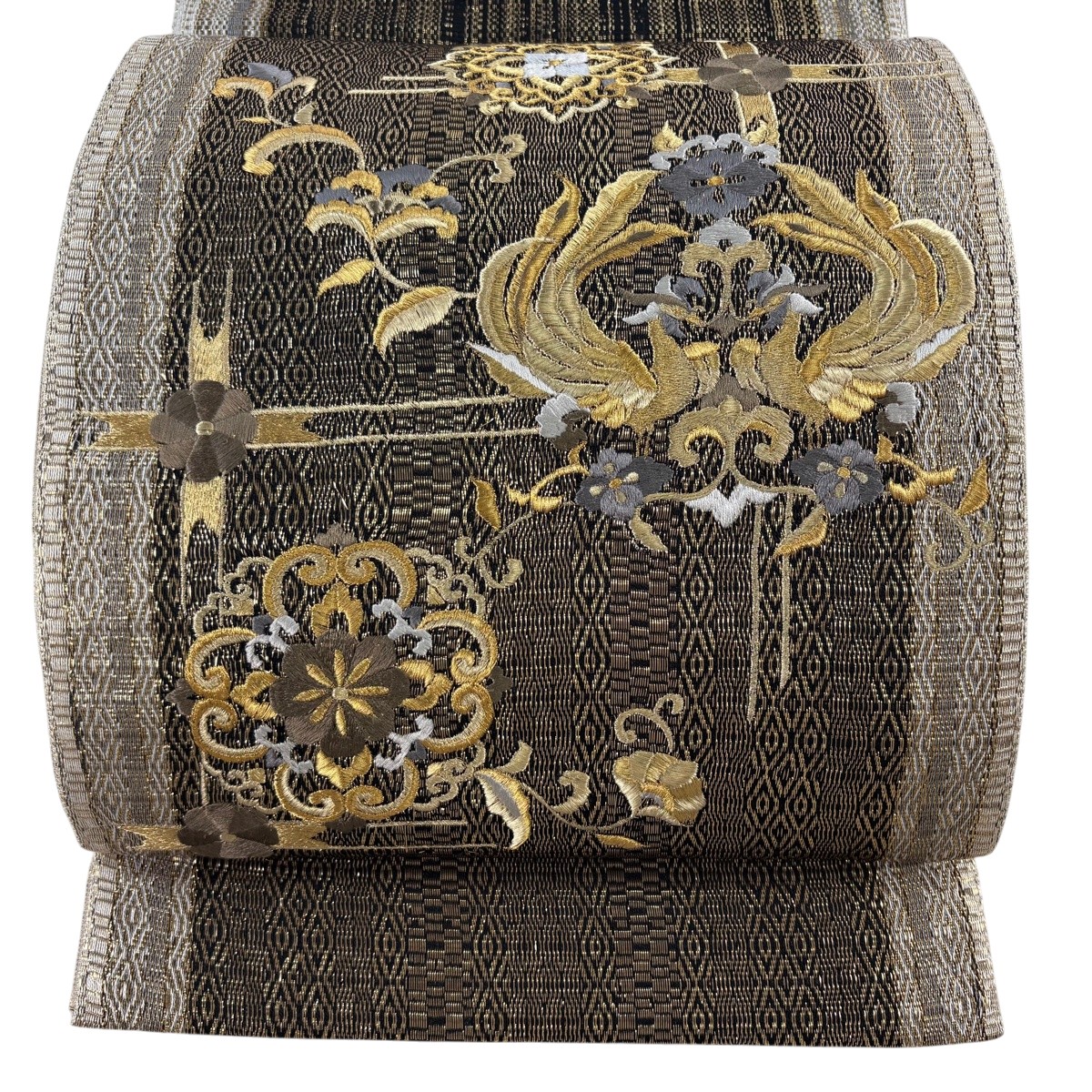 【美品】 袋帯 秀品 向こうっ面鳥 華文 刺しゅう 箔 黒 お太鼓柄 正絹 【中古】